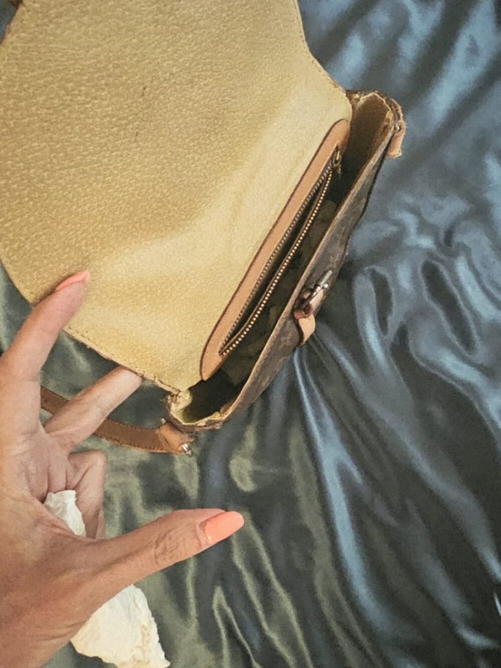 Louis Vuitton crossbody - Picture 8 of 11
